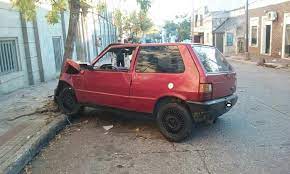 Rivadavia: Perdió el control de su automóvil y se estrelló  contra un árbol