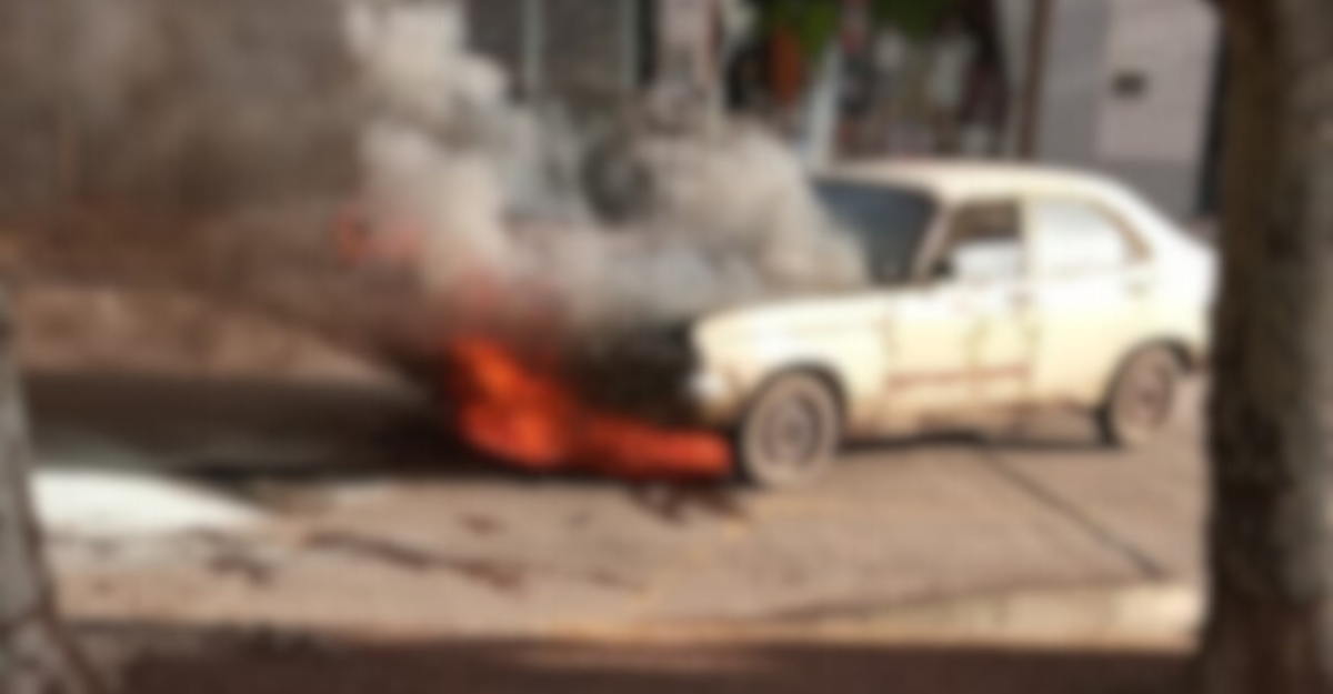 Susto y Angustia: Mujer Escucha Explosión y Descubre su Vehículo en Llamas en el Barrio 19 de Noviembre