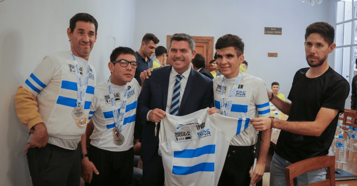 Gobernador Marcelo Orrego recibió a destacados ciclistas sanjuaninos tras triunfo en Campeonato Argentino en Ruta 2024
