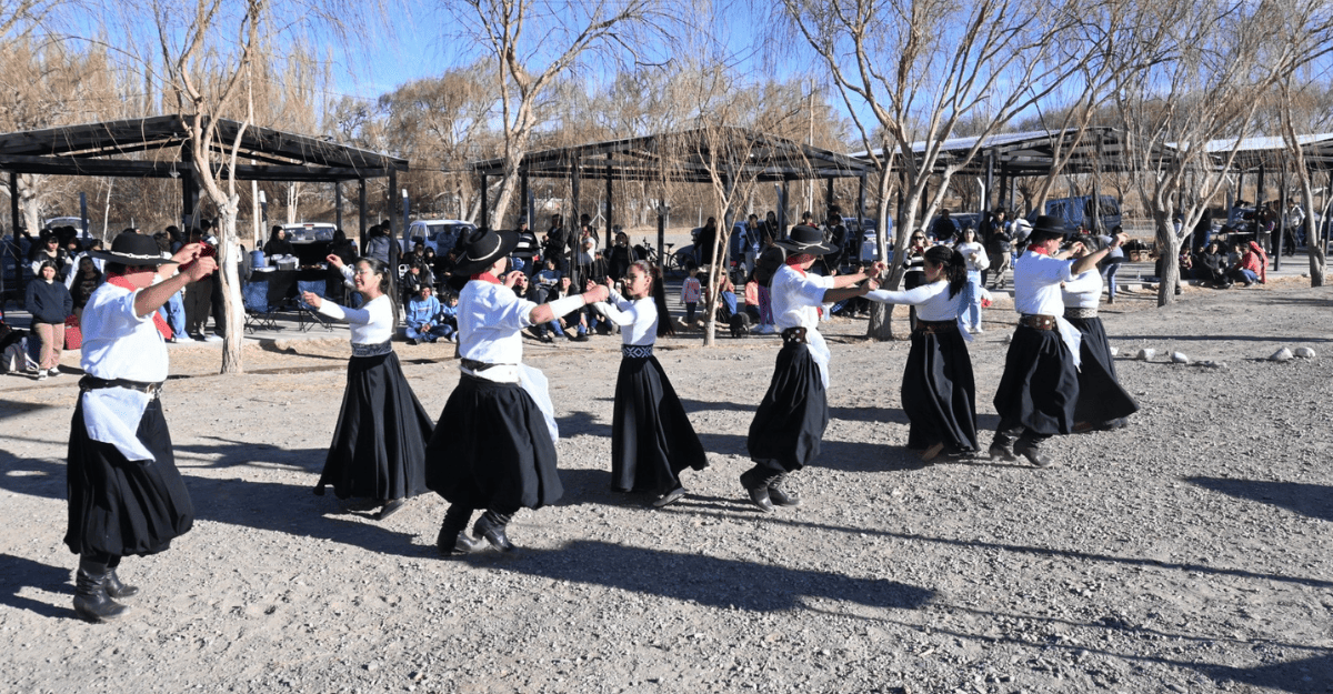 Tudcum vivió un día histórico con su primer Festival de Danza y Canto. ¡Folclore, emoción y tradición en cada rincón! Tudcum vivió un día histórico con su primer Festival de Danza y Canto. ¡Folclore, emoción y tradición en cada rincón!