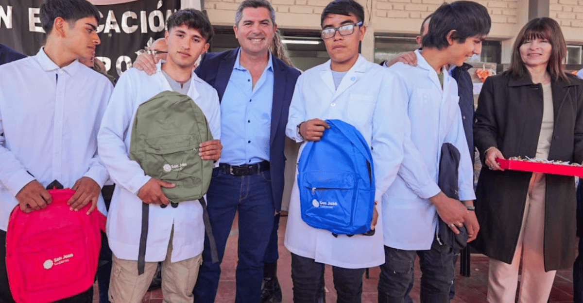 Orrego inauguró en Mogna la primera escuela secundaria rural Orrego inauguró en Mogna la primera escuela secundaria rural