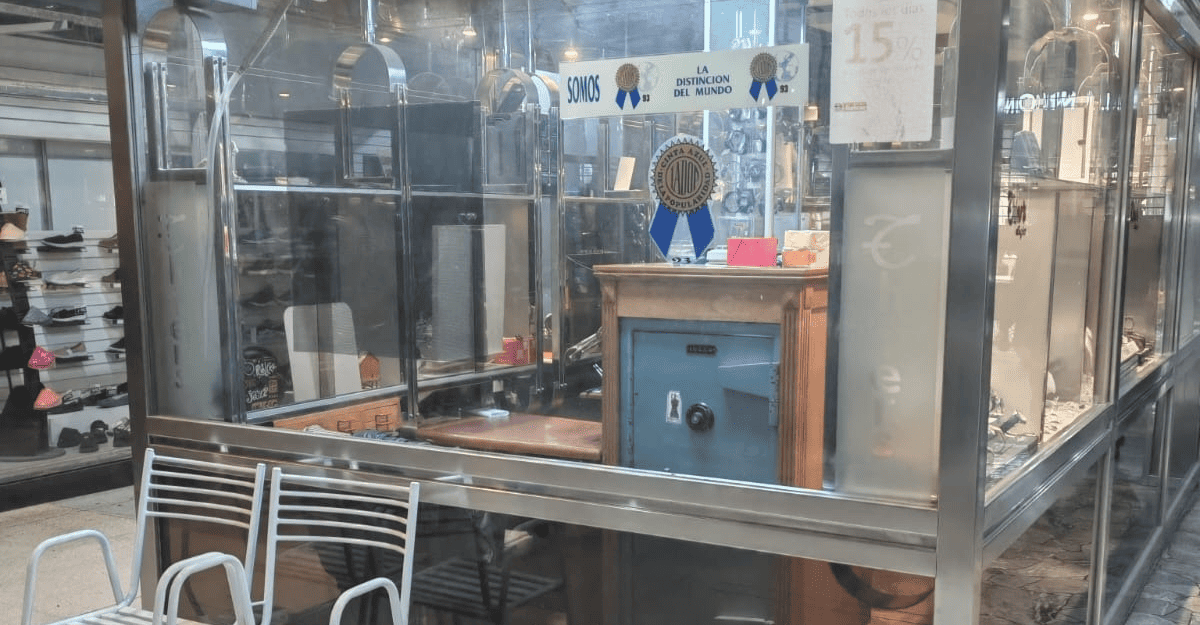 Robo a joyería Bvlgary en la Galería Central: dos adolescentes detenidos tras millonario botín Robo a joyería Bvlgary en la Galería Central: dos adolescentes detenidos tras millonario botín